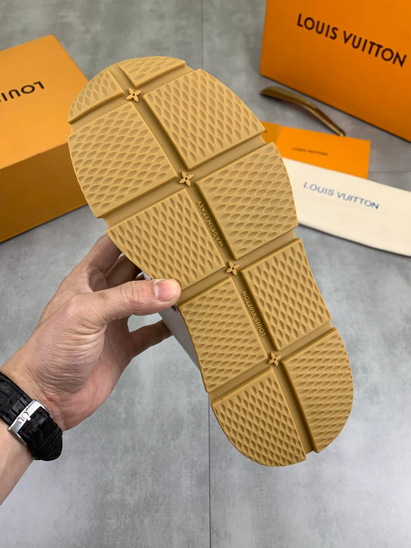 Factory price P700 💶 Top version [LOUIS VUITTON] Couple 🧑‍🤝‍🧑 Craftsman style Counter series (original order) New style 🍀LV Louis Vuitton - top version LV classic high-top trendy shoes! Made of imported original craft calfskin, original breathable lining, and original wear-resistant, lightweight, high-end TPU outsole! High quality products! 4️⃣ colors available, size: female 35-39, male 39-44 (female 40, male 45 46 customized)